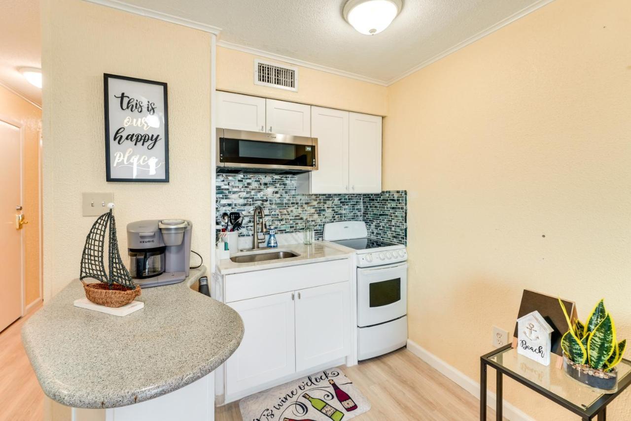Beachfront With Pool Access! Apartment *